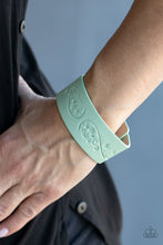 Load image into Gallery viewer, Butterfly Canopy - Green Snap Bracelet
